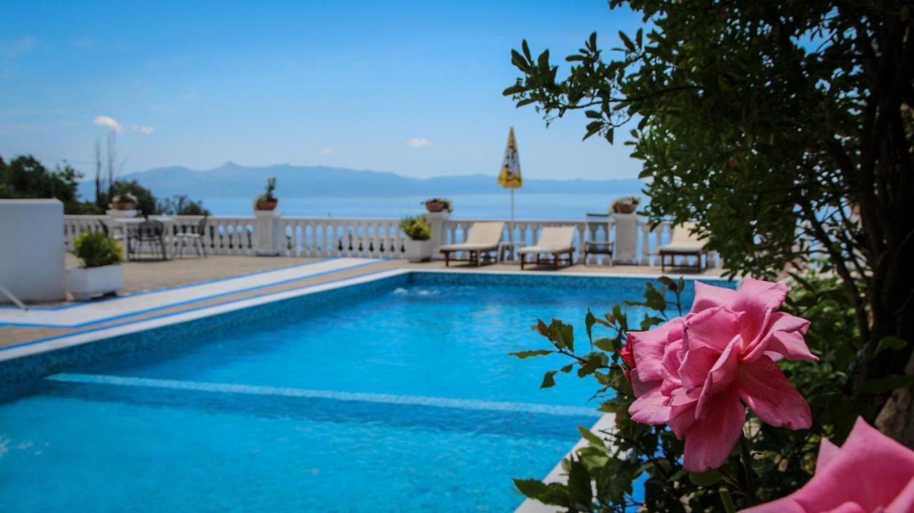 Paradise Lukova Hotel Kültér fotó