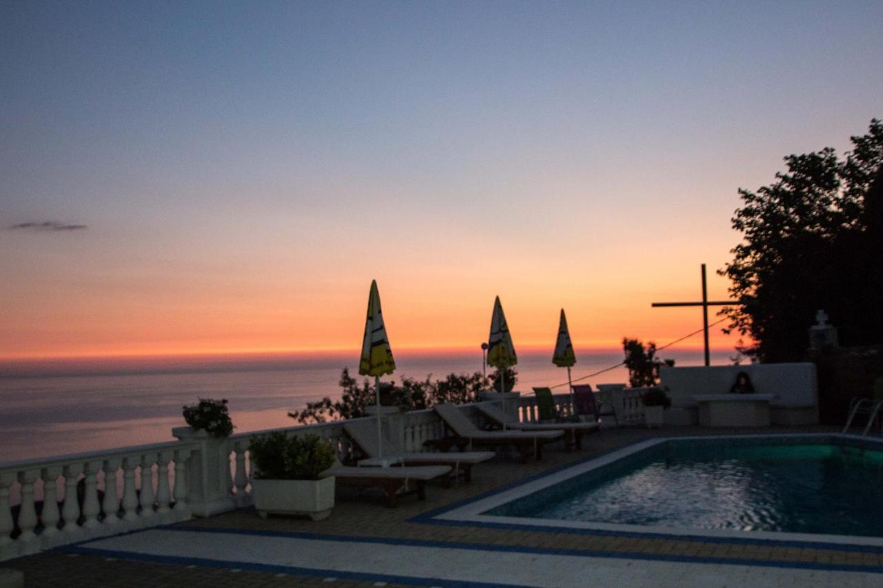 Paradise Lukova Hotel Kültér fotó